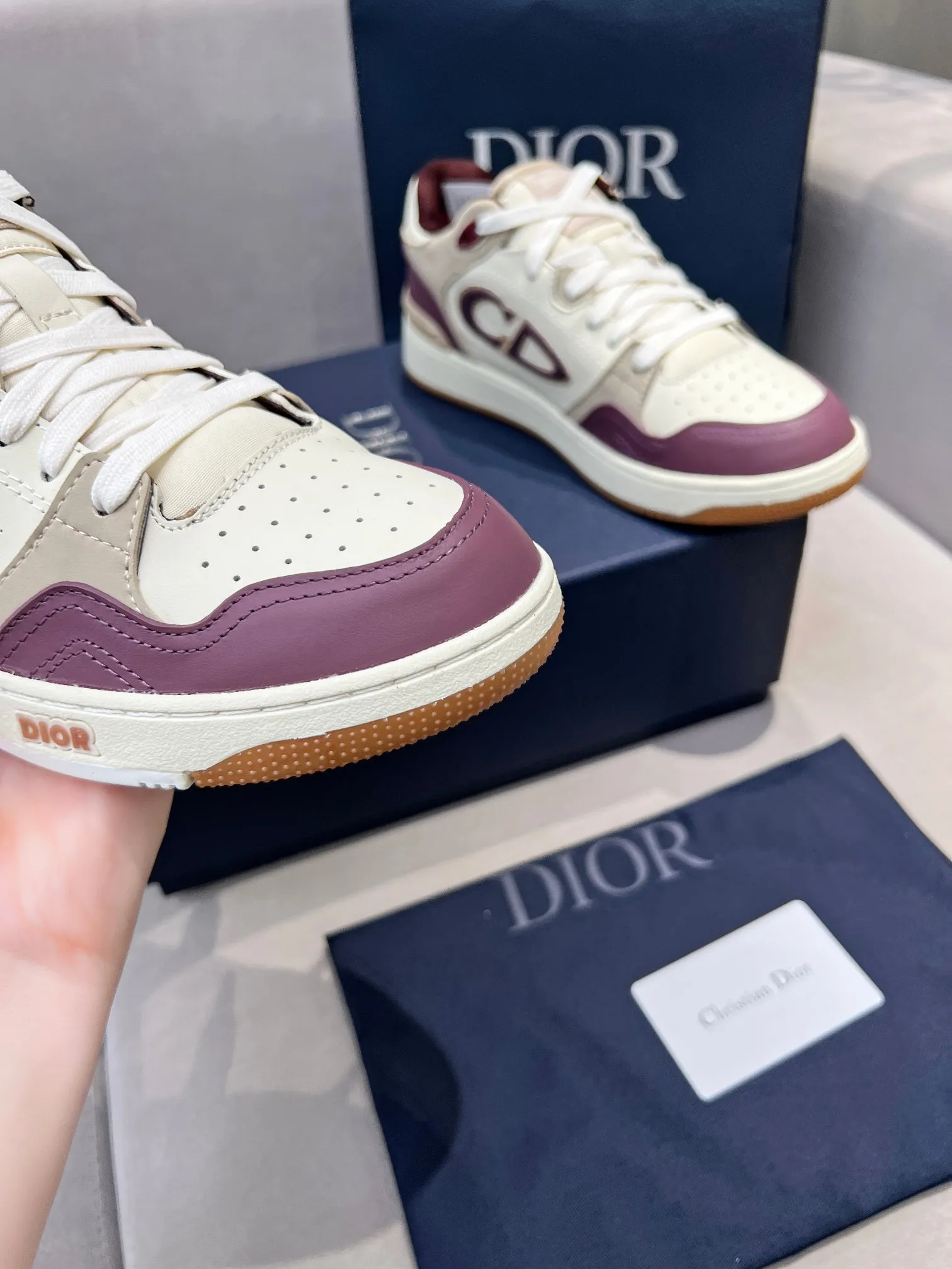 Men's Men's Shoes 💰600 Dior DiorB57 top version of low-top sneakers! ! ! Green with beige smooth first-layer cowhide, fully oiled edges, T men's shoes 💰U outsole.  The 2024 autumn men's wear series has made a wonderful debut, a new classic item launched by Dior. Crafted from smooth first-grain cow leather in vibrant green and beige, it's accented with tonal Oblique embossed labels on the sides. The distinctive laces of the same color match the color of the shoe body, and the opening and closing are decorated with various classic details on the tongue, sole and back side to enhance the style. The eyelet details, upper stitching and heel strip panels of the same color highlight the dynamic charm of its sports style. Exclusive two-color molded T men's shoes 💰U outsole is light, comfortable, non-slip and wear-resistant, the mesh lining and feet are customized with original colors, soft and breathable. Exquisite production technology highlights the grade, and can be matched with all kinds of clothing to create a refined look.